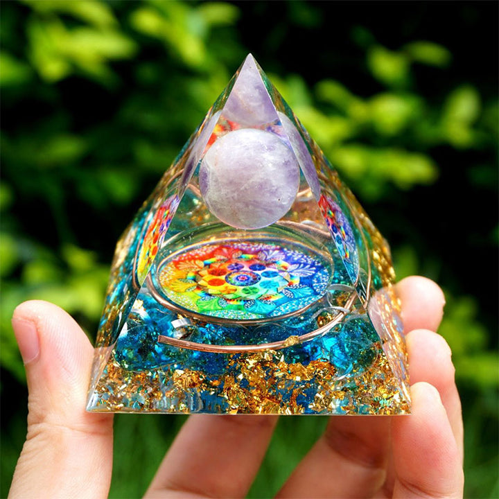 Sphère de cristal d'améthyste Olivenorma avec pyramide d'orgone en quartz bleu