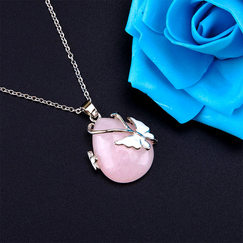 Collier en pierres précieuses avec ailes de papillon en cristal
