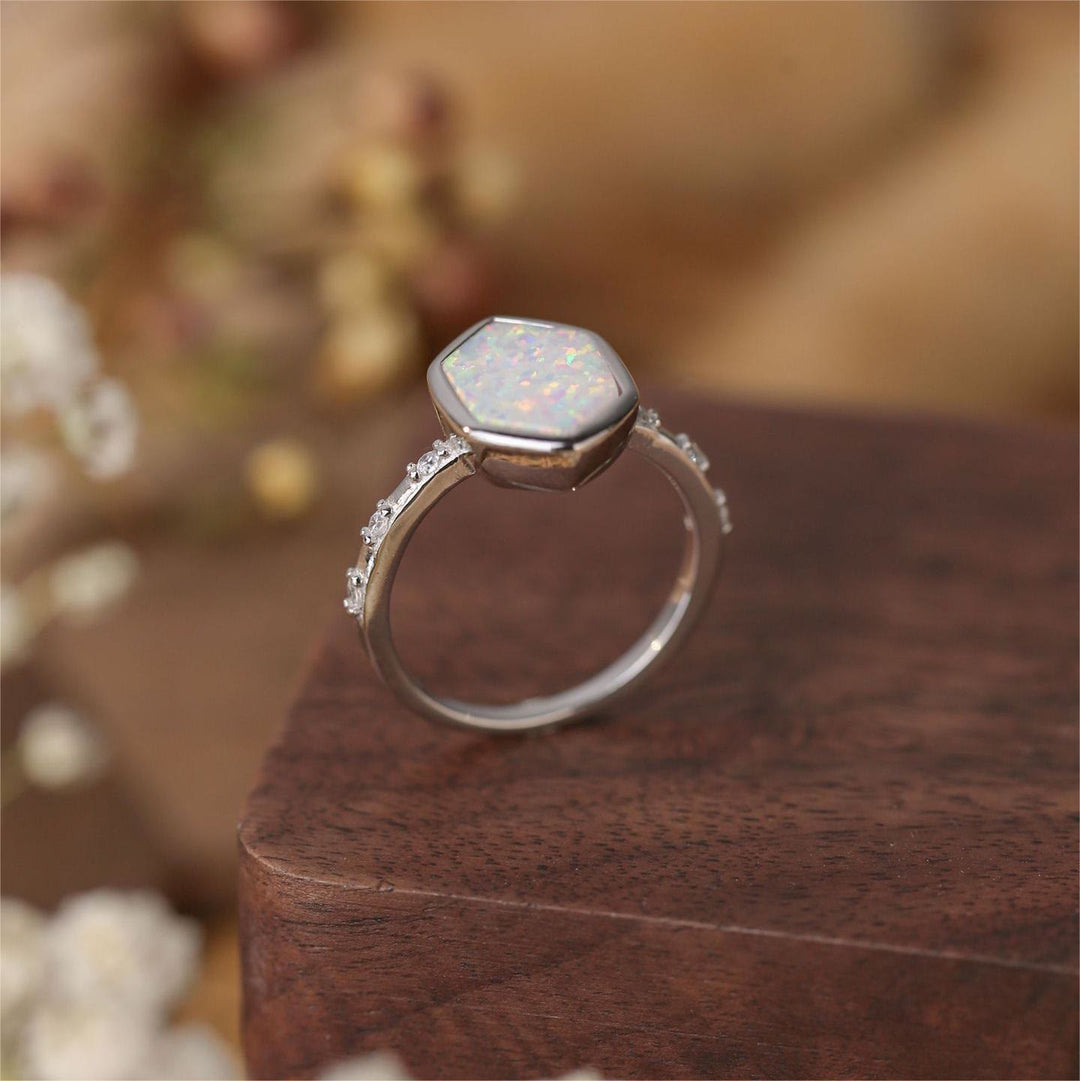 Bague Olivenorma en zircon brut opale hexagonale