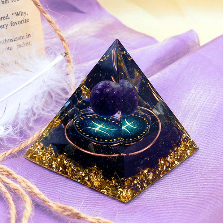 Sphère d'améthyste Olivenorma avec pyramide d'orgone du zodiaque Poissons en obsidienne