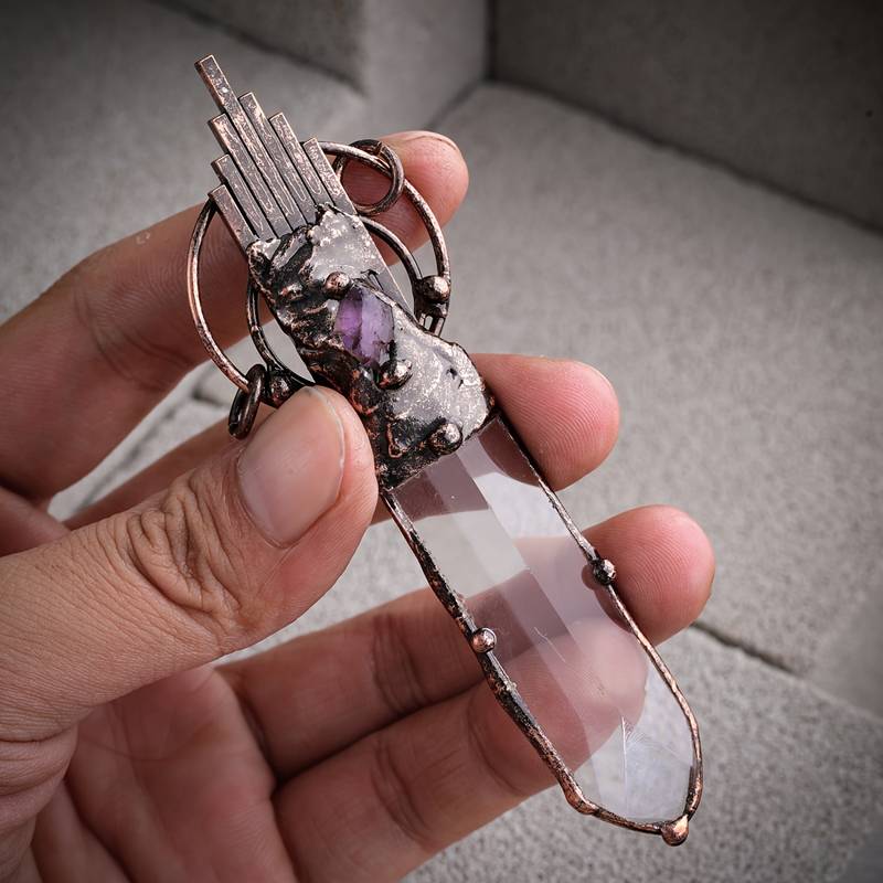 Collier pendentif épée vintage en cuivre cristal clair Olivenorma