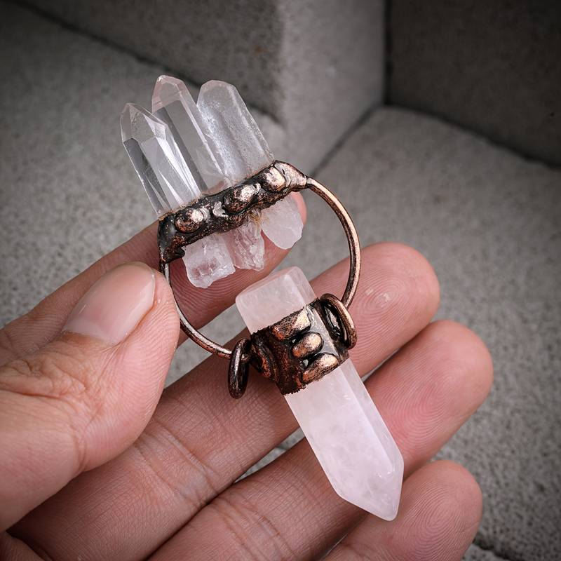 Collier en pierre précieuse pilier hexagonale en quartz clair irrégulier Olivenorma