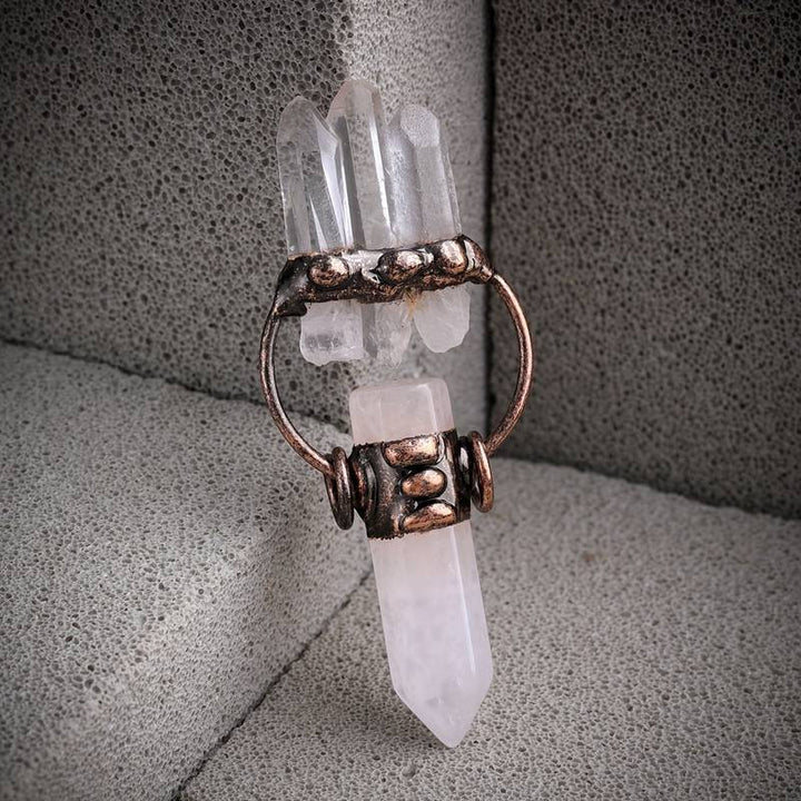 Collier en pierre précieuse pilier hexagonale en quartz clair irrégulier Olivenorma