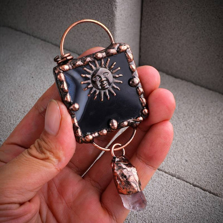 Collier en pierre précieuse irrégulière en agate noire du dieu solaire Olivenorma