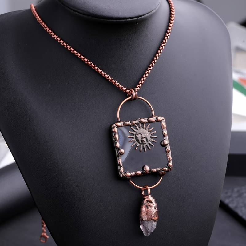 Collier en pierre précieuse irrégulière en agate noire du dieu solaire Olivenorma