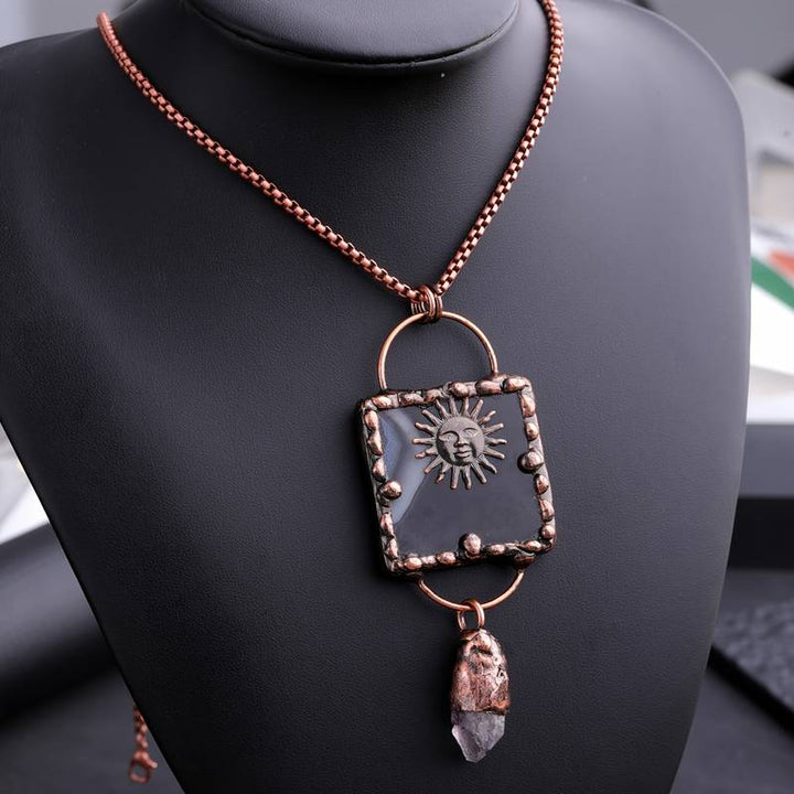 Collier en pierre précieuse irrégulière en agate noire du dieu solaire Olivenorma