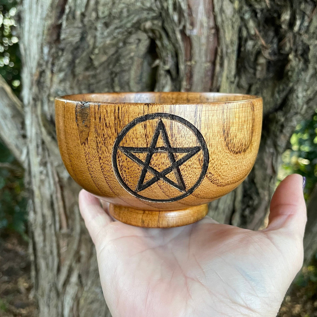 Bol sacré en bois avec pentagramme gravé et phases de la lune de la déesse Olivenorma