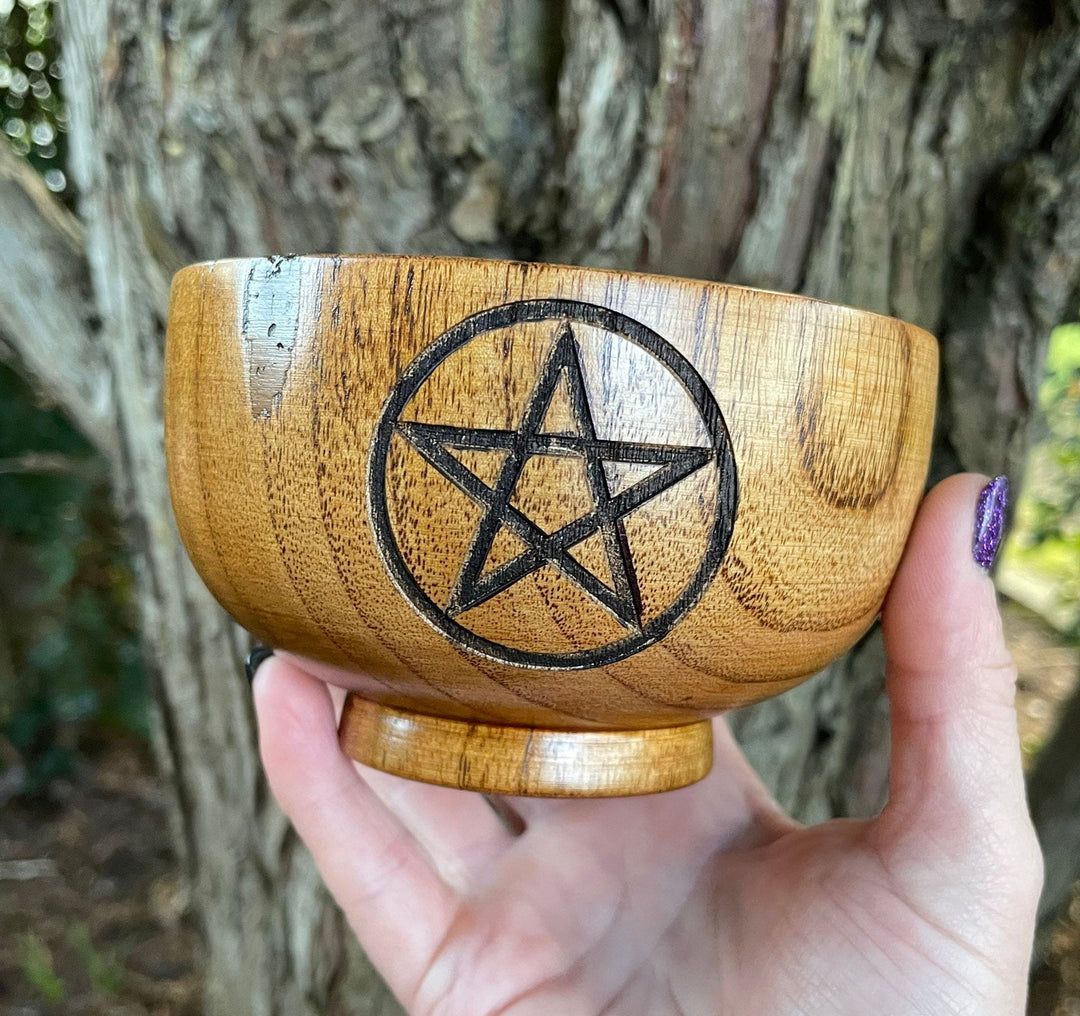 Bol sacré en bois avec pentagramme gravé et phases de la lune de la déesse Olivenorma