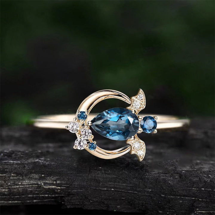 Olivenorma « Keep Close to Joy » – Bague unique en topaze bleue taille chauve-souris