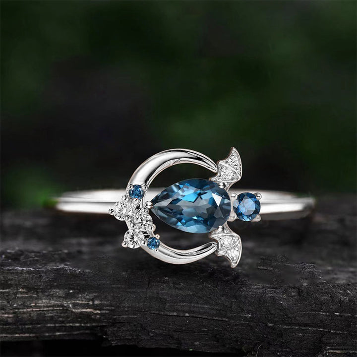 Olivenorma « Keep Close to Joy » – Bague unique en topaze bleue taille chauve-souris