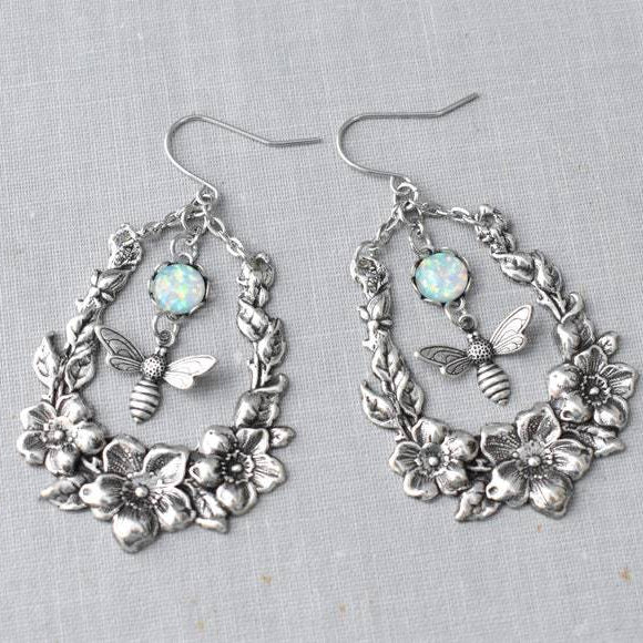 Boucles d'oreilles en forme d'abeille gravée en opale Olivenorma 