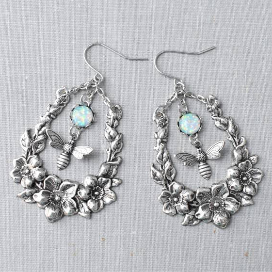 Boucles d'oreilles en forme d'abeille gravée en opale Olivenorma 