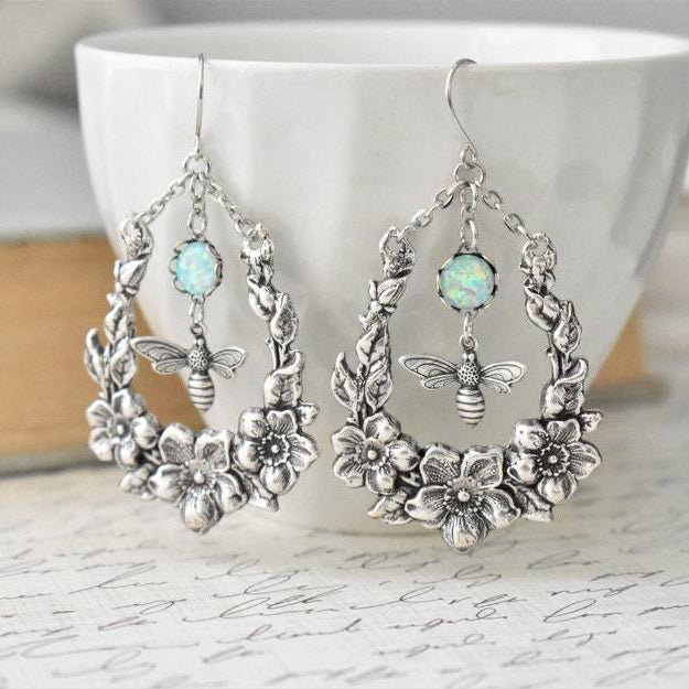 Boucles d'oreilles en forme d'abeille gravée en opale Olivenorma 