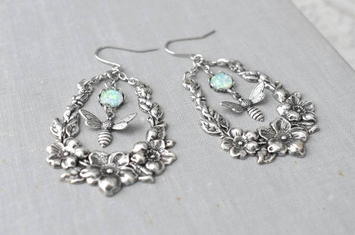 Boucles d'oreilles en forme d'abeille gravée en opale Olivenorma 