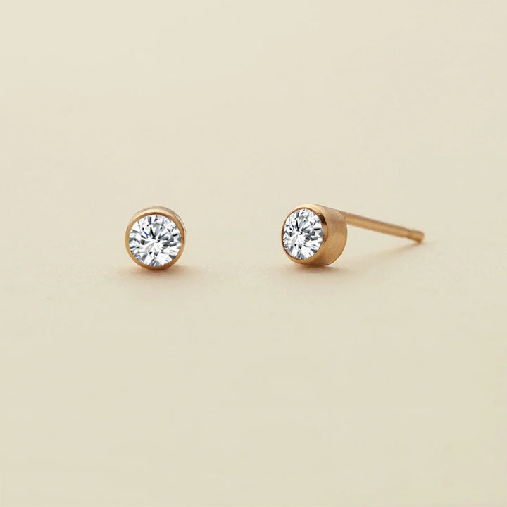 Boucles d'oreilles simples en zircon avec pierre de naissance Olivenorma 