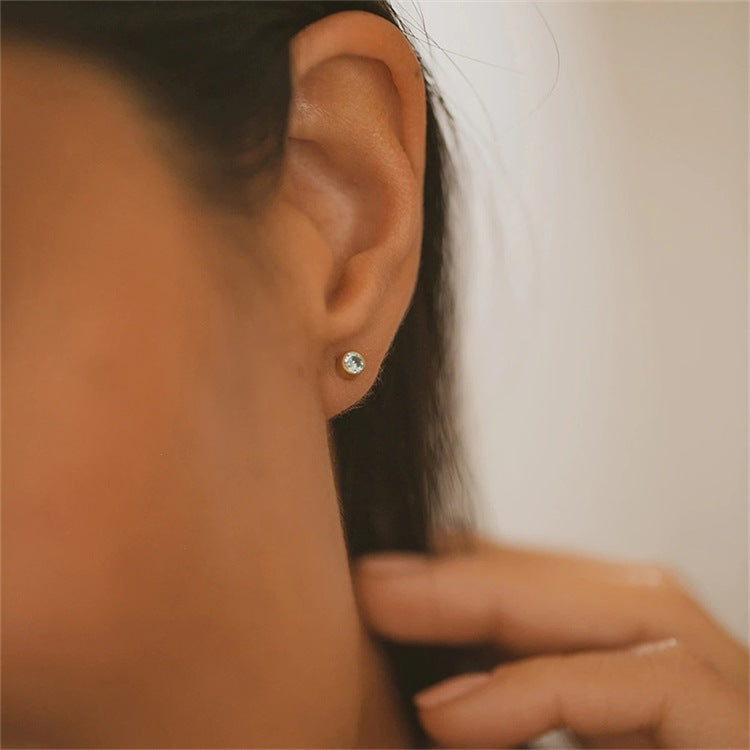 Boucles d'oreilles simples en zircon avec pierre de naissance Olivenorma 