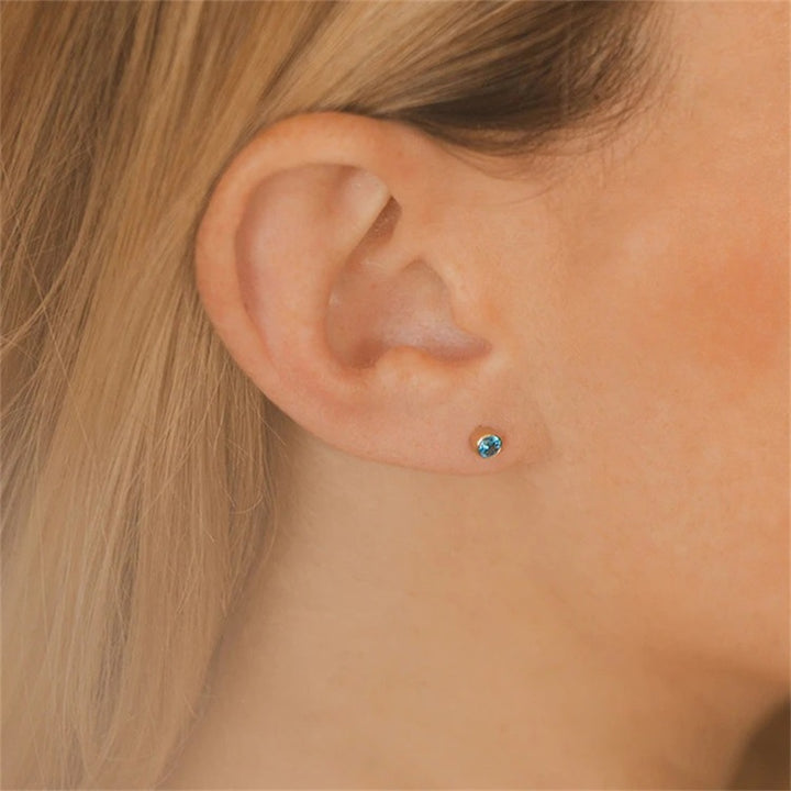 Boucles d'oreilles simples en zircon avec pierre de naissance Olivenorma 