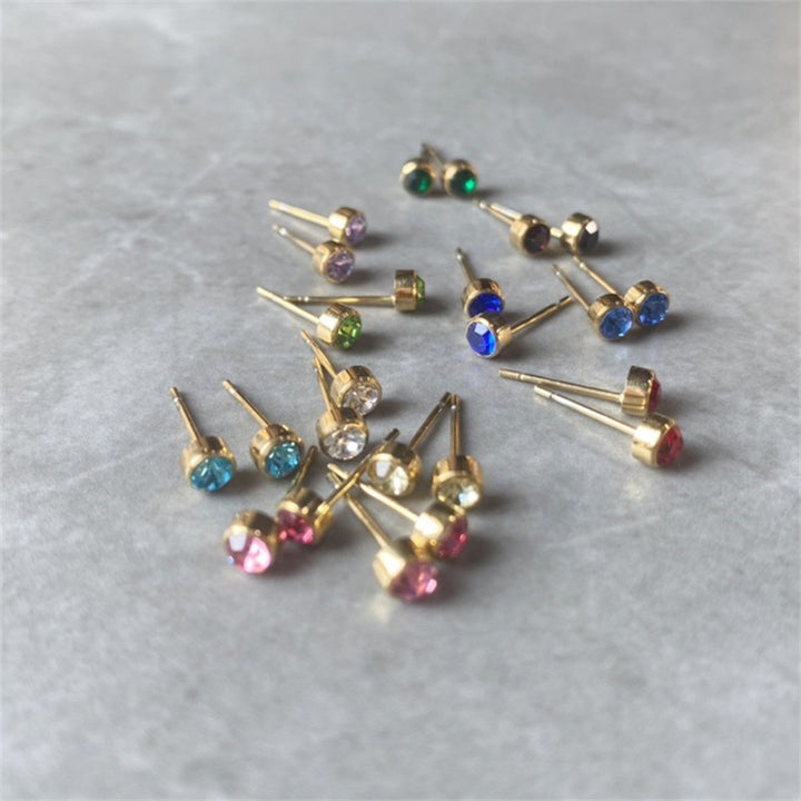 Boucles d'oreilles simples en zircon avec pierre de naissance Olivenorma 