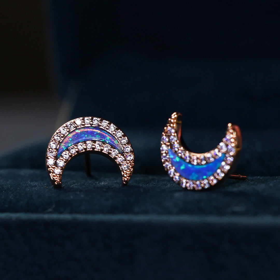 Boucles d'oreilles en forme de lune avec zircon bleu opale Olivenorma