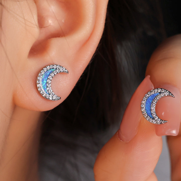 Boucles d'oreilles en forme de lune avec zircon bleu opale Olivenorma
