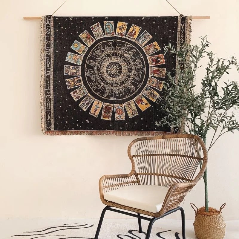 Couverture tissée à pompons style bohème avec boussole et cartes de tarot Olivenorma