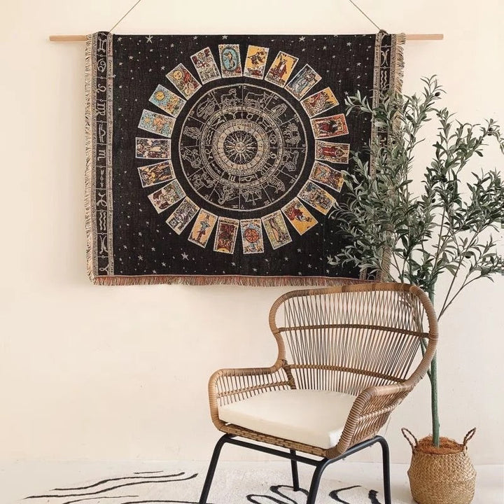 Couverture tissée à pompons style bohème avec boussole et cartes de tarot Olivenorma
