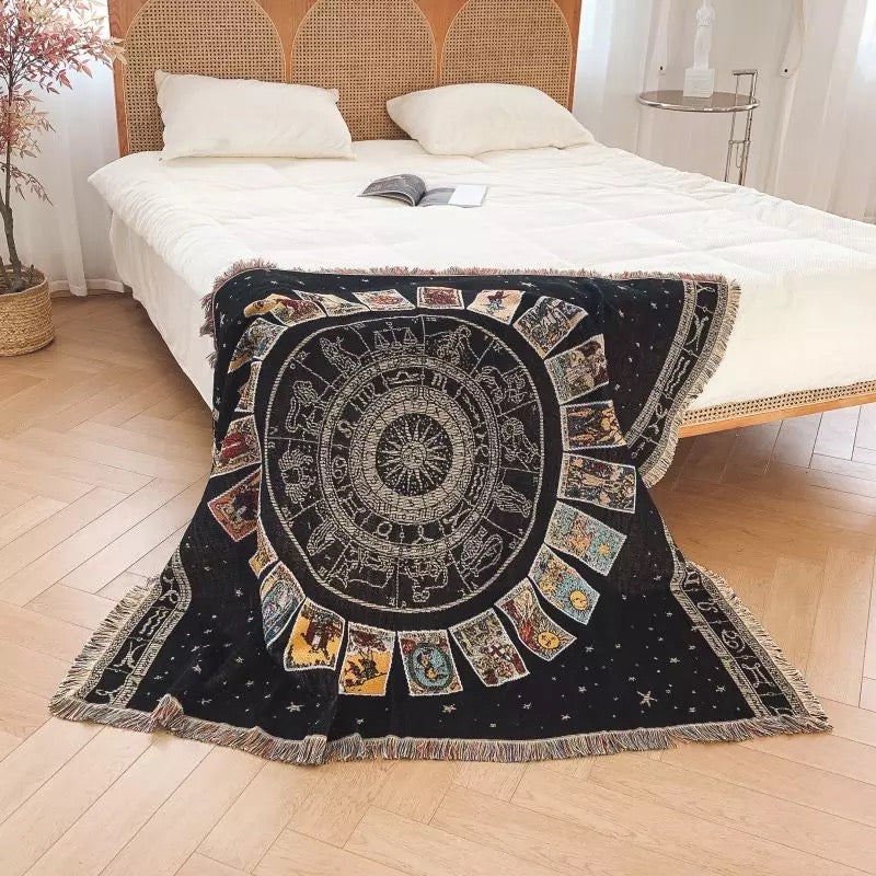 Couverture tissée à pompons style bohème avec boussole et cartes de tarot Olivenorma
