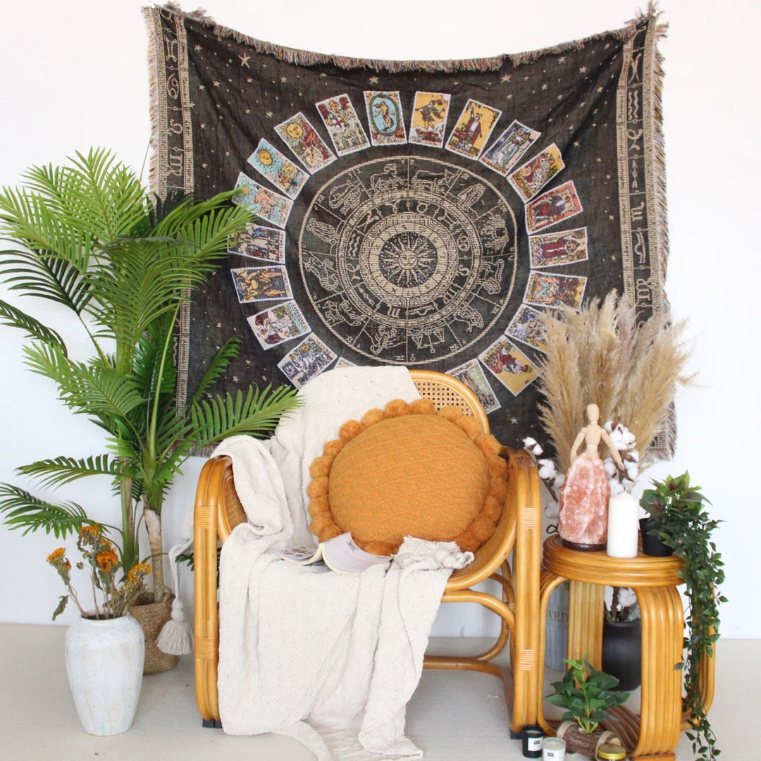 Couverture tissée à pompons style bohème avec boussole et cartes de tarot Olivenorma