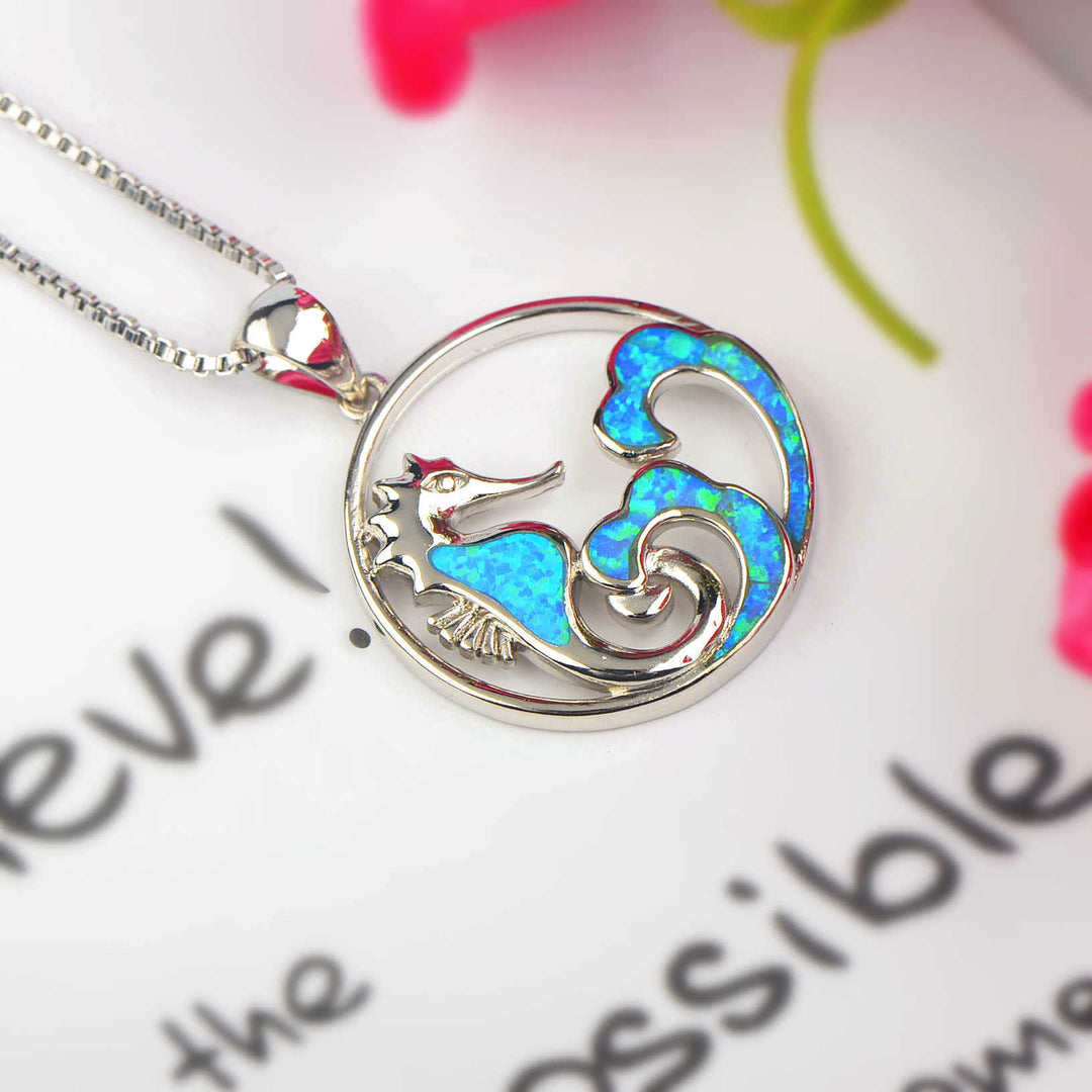 Collier avec vague d'hippocampe en opale bleue Olivenorma