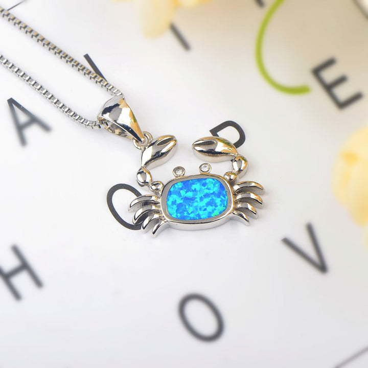 Collier avec pendentif en forme de petit crabe en opale bleue Olivenorma