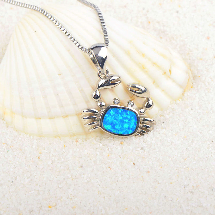 Collier avec pendentif en forme de petit crabe en opale bleue Olivenorma