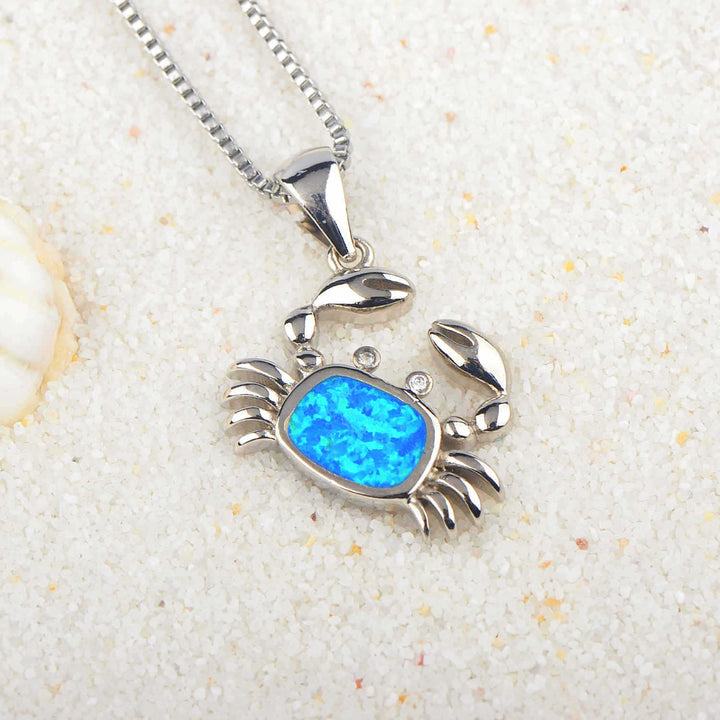 Collier avec pendentif en forme de petit crabe en opale bleue Olivenorma