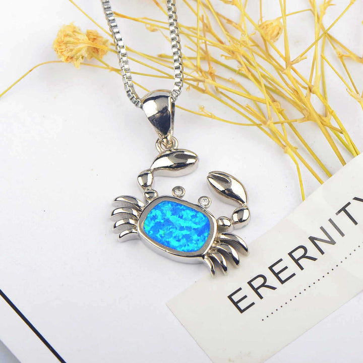 Collier avec pendentif en forme de petit crabe en opale bleue Olivenorma