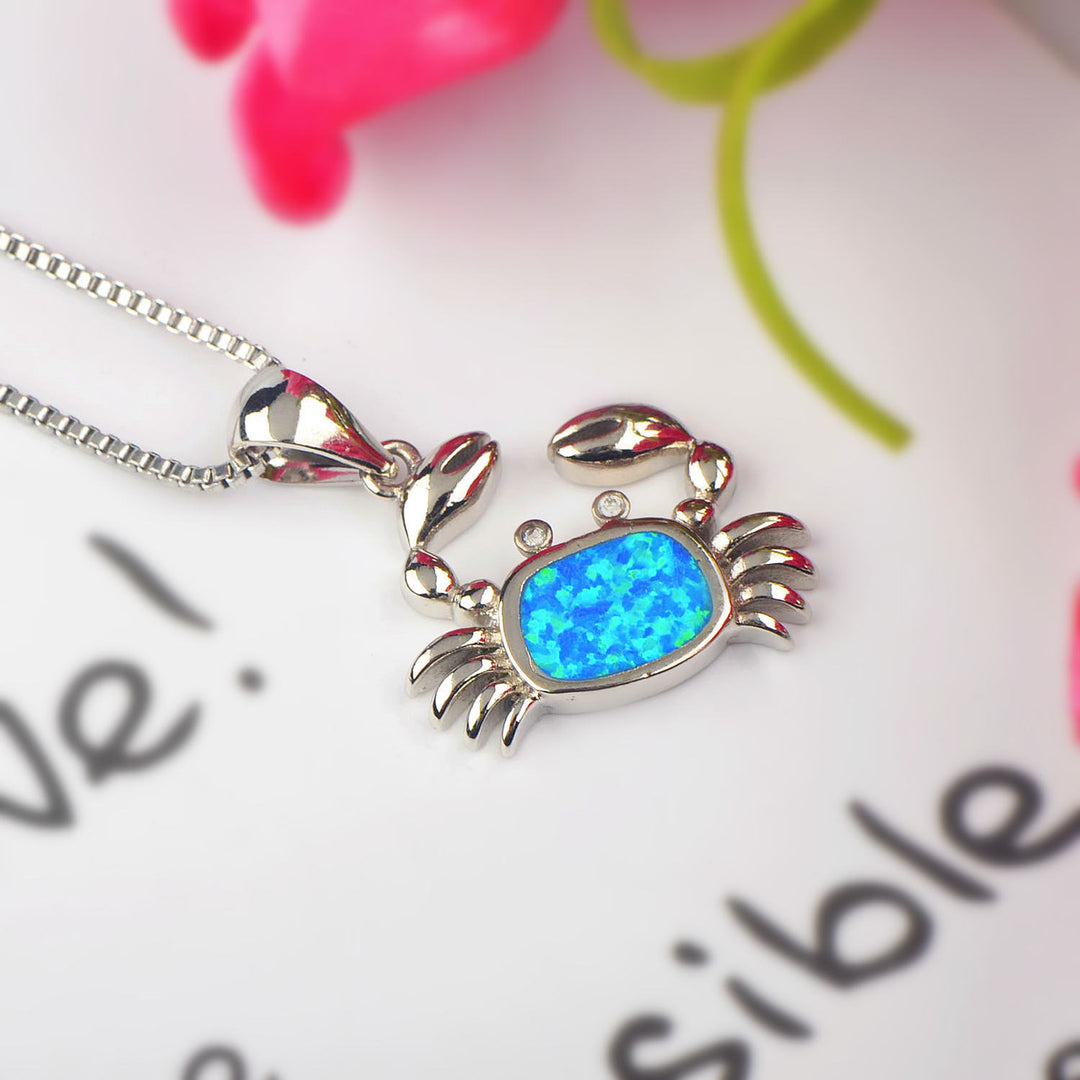 Collier avec pendentif en forme de petit crabe en opale bleue Olivenorma