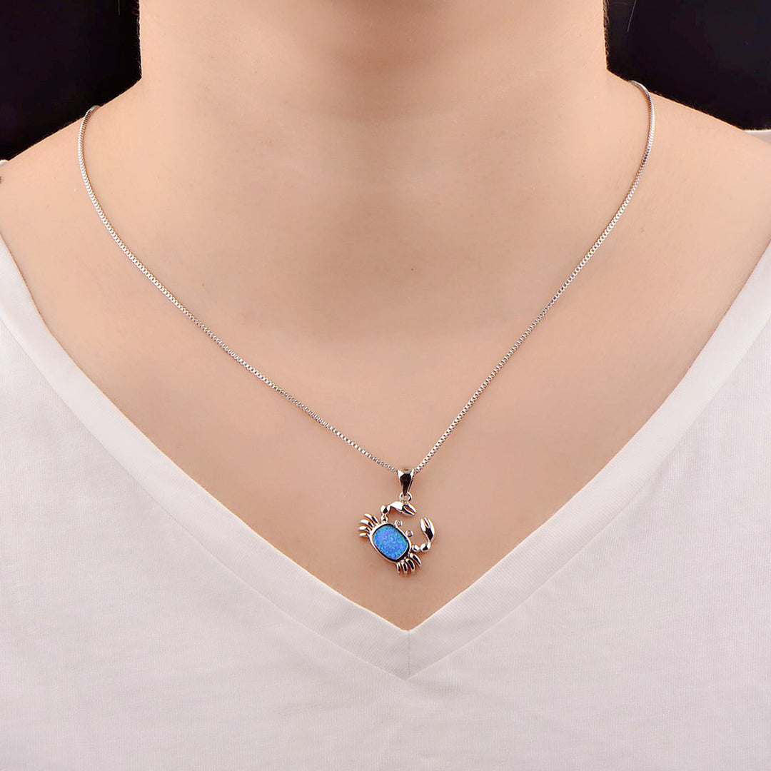 Collier avec pendentif en forme de petit crabe en opale bleue Olivenorma