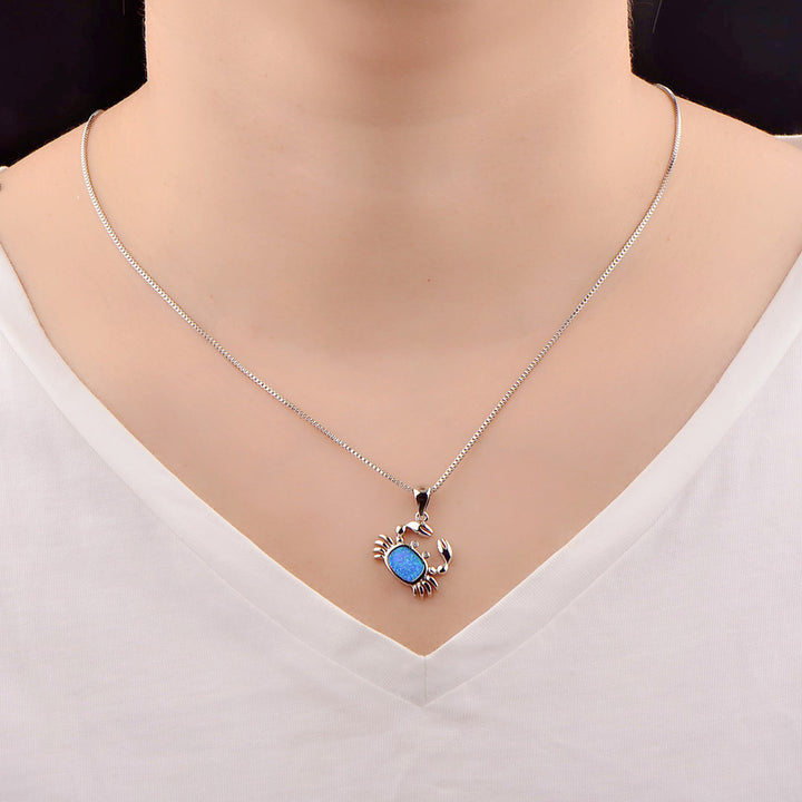 Collier avec pendentif en forme de petit crabe en opale bleue Olivenorma
