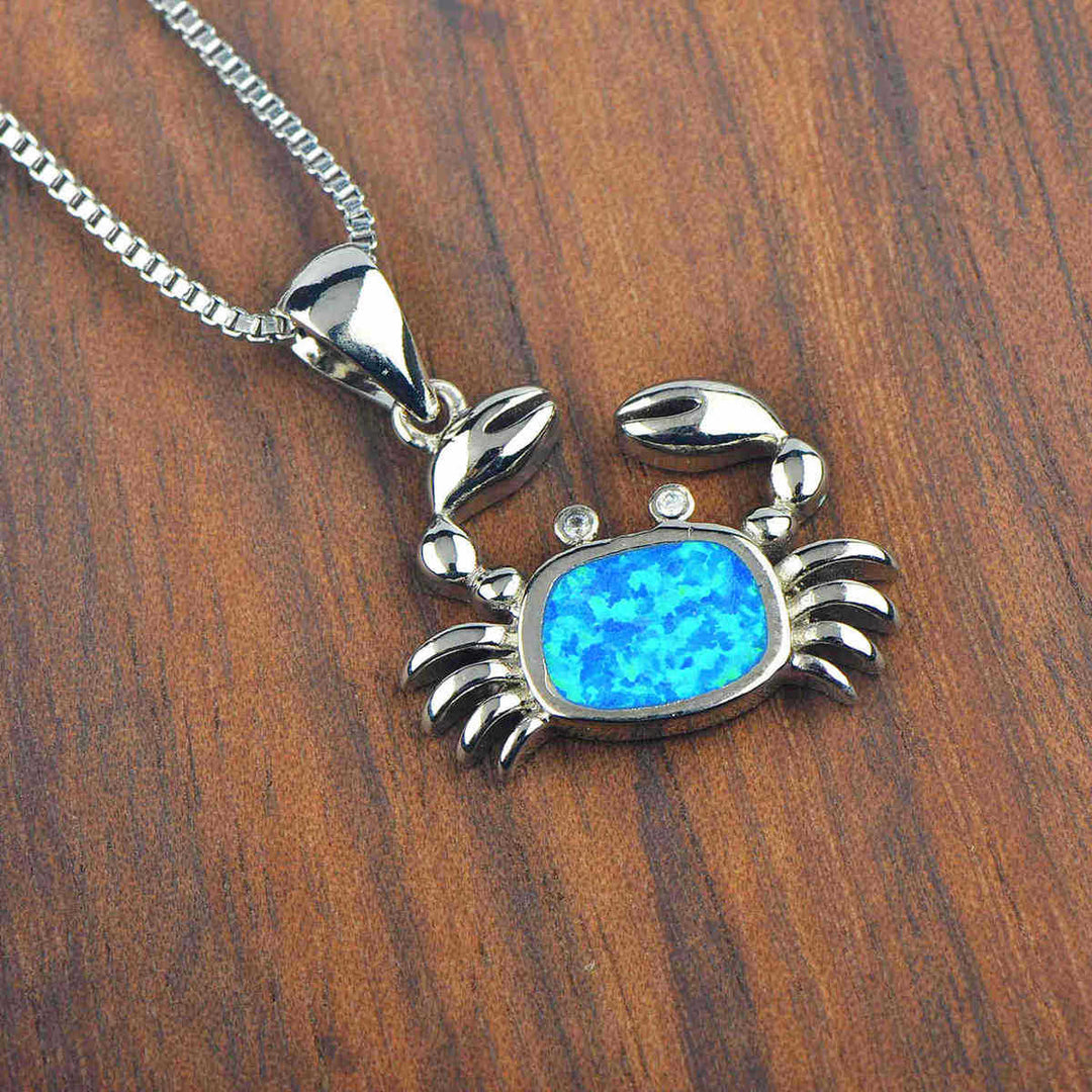 Collier avec pendentif en forme de petit crabe en opale bleue Olivenorma