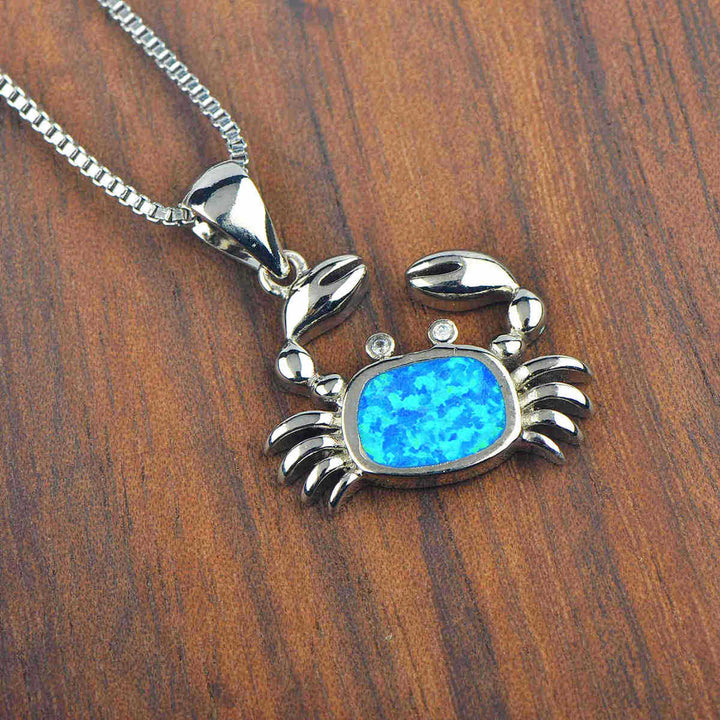 Collier avec pendentif en forme de petit crabe en opale bleue Olivenorma