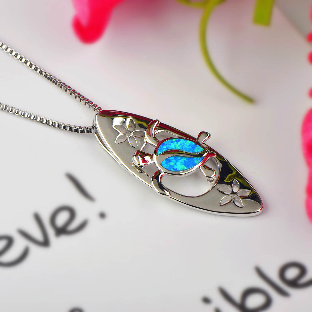 Collier avec pendentif tortue en forme de planche de surf en opale bleue Olivenorma