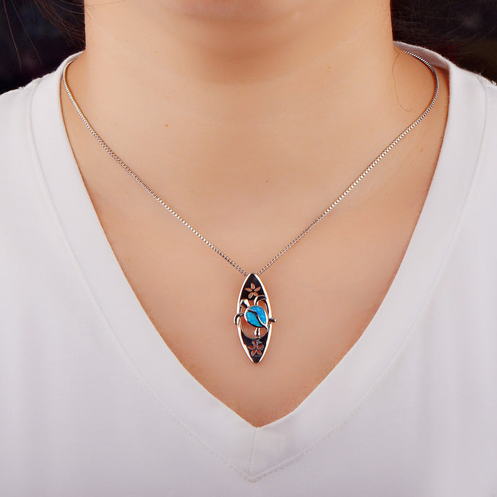 Collier avec pendentif tortue en forme de planche de surf en opale bleue Olivenorma