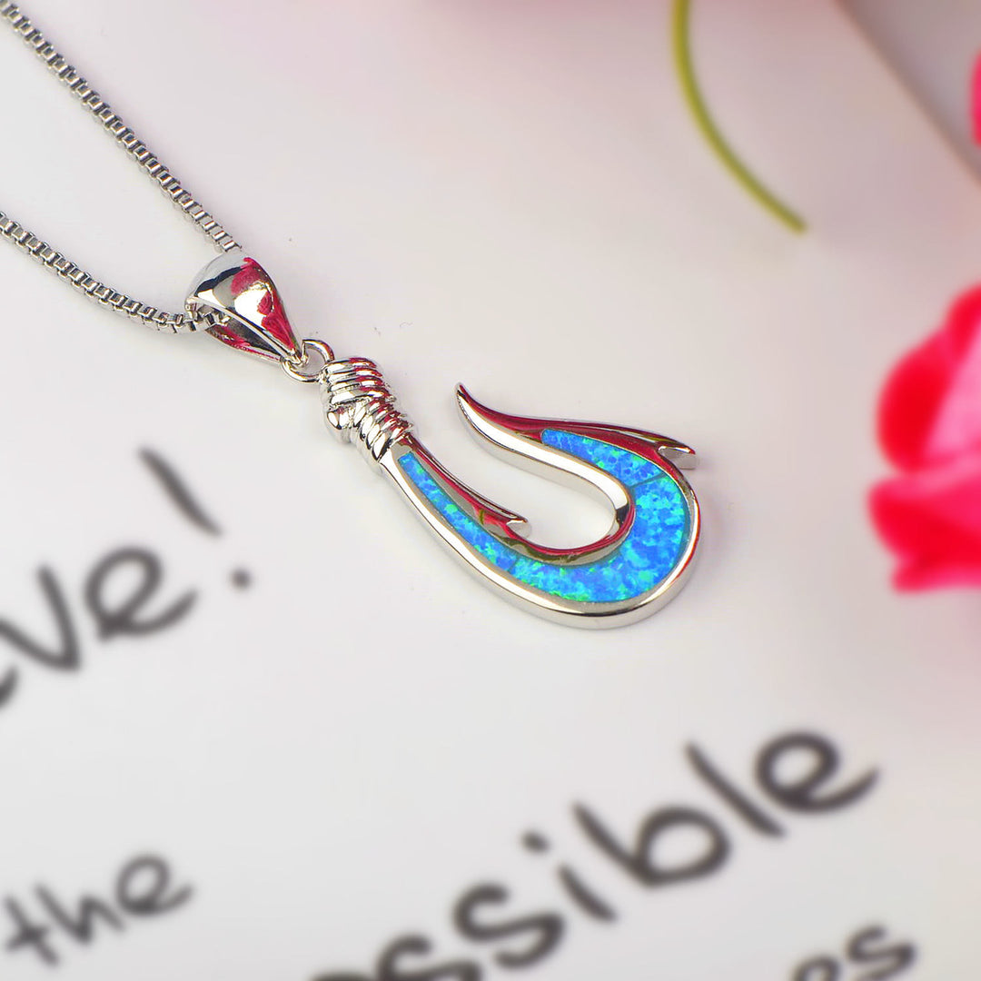 Collier avec pendentif en forme de hameçon en opale bleue Olivenorma