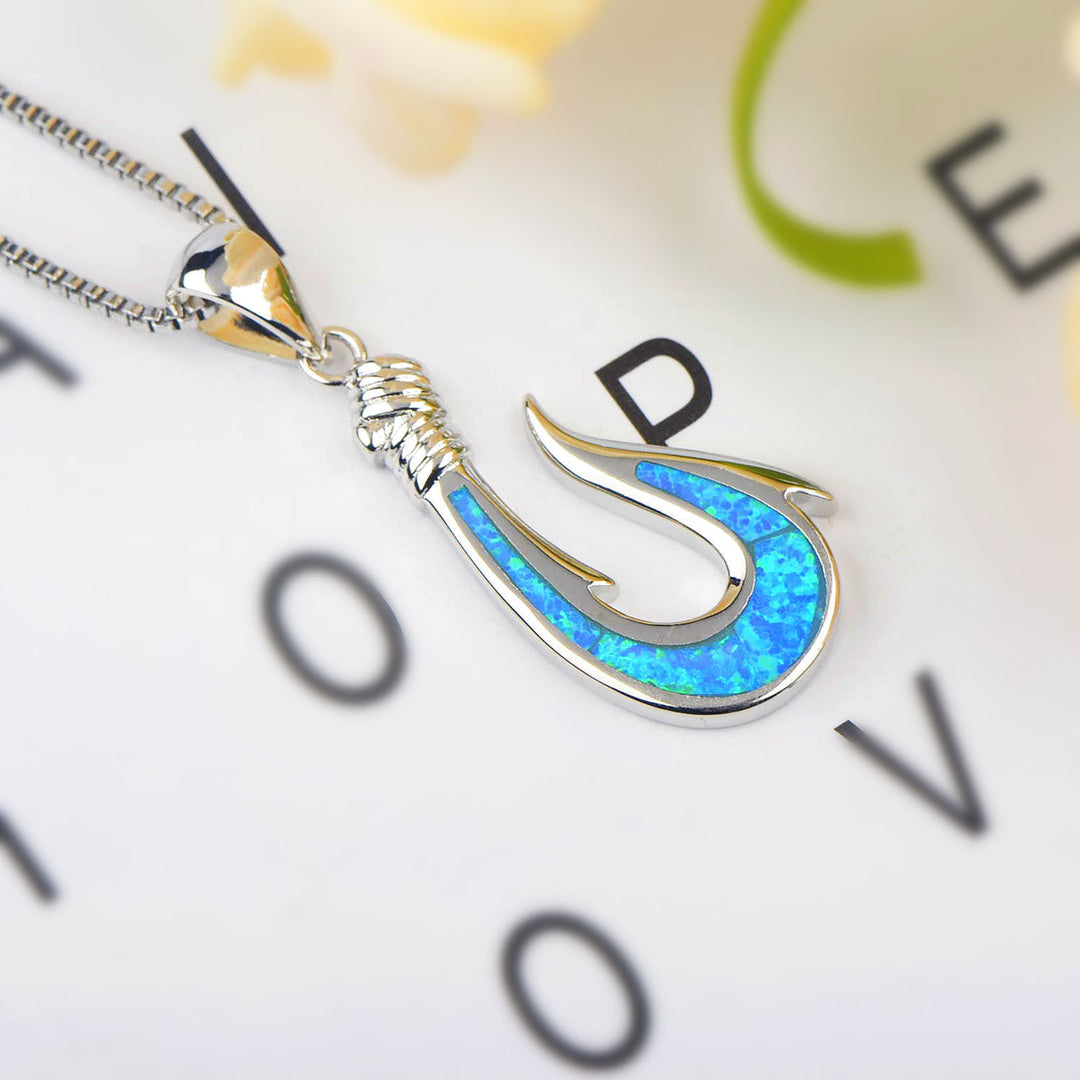 Collier avec pendentif en forme de hameçon en opale bleue Olivenorma
