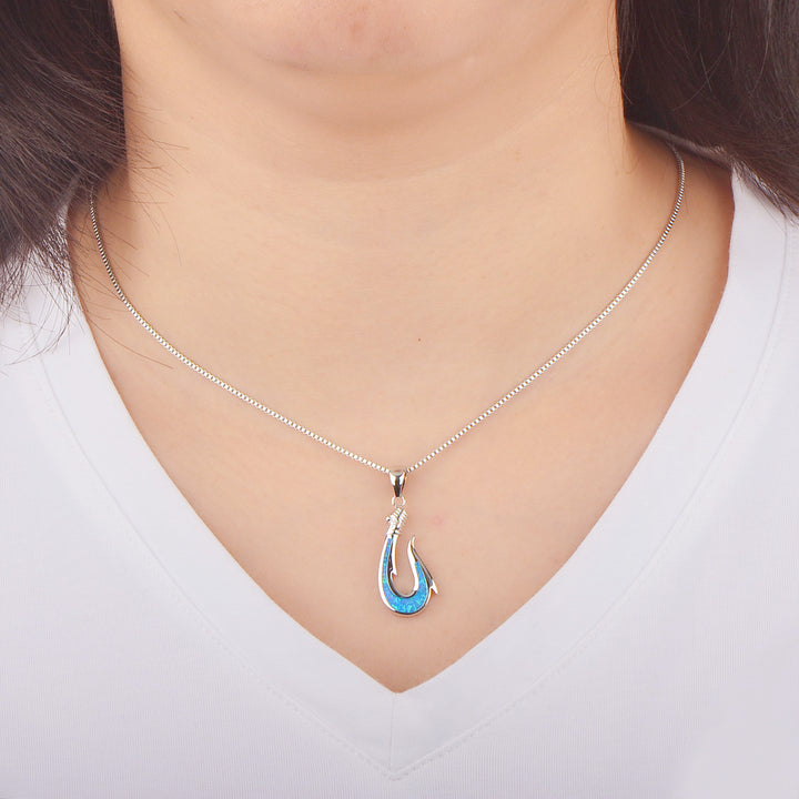Collier avec pendentif en forme de hameçon en opale bleue Olivenorma