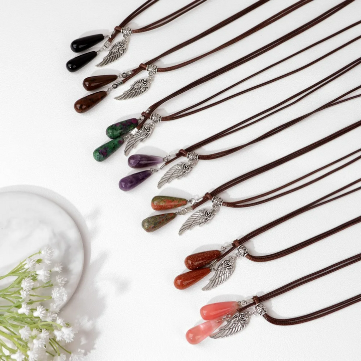 Collier pendentif en pierre naturelle avec ailes en cuir et corde Olivenorma 