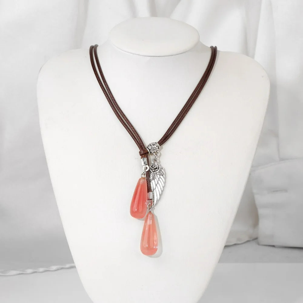 Collier pendentif en pierre naturelle avec ailes en cuir et corde Olivenorma 