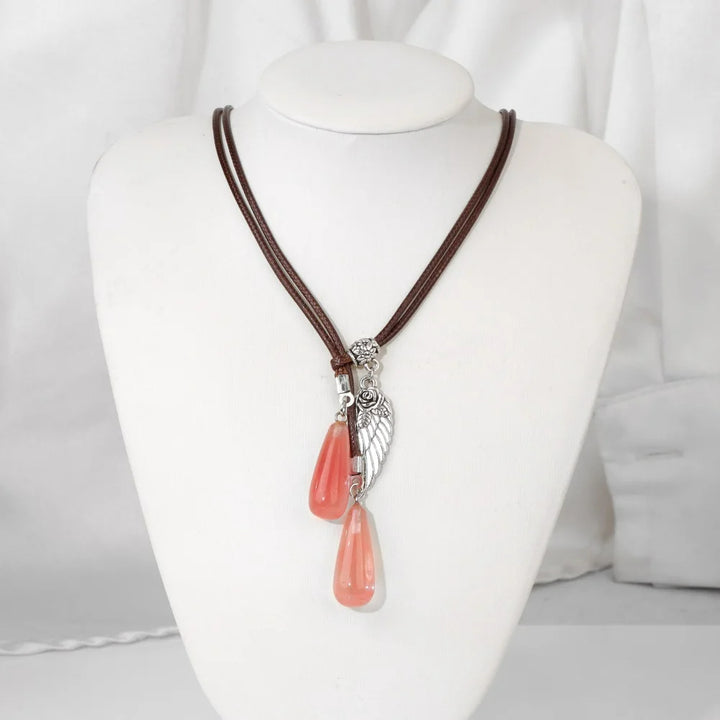 Collier pendentif en pierre naturelle avec ailes en cuir et corde Olivenorma 