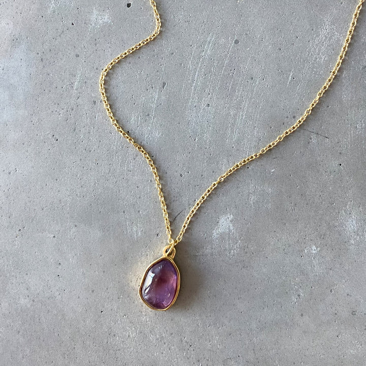 Collier pendentif en pierre irrégulière Olivenorma en acier titane et or 18 carats