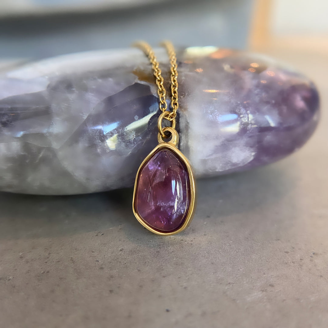Collier pendentif en pierre irrégulière Olivenorma en acier titane et or 18 carats