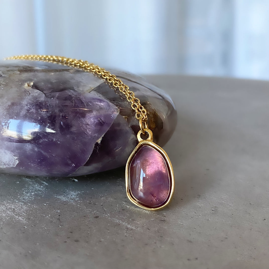 Collier pendentif en pierre irrégulière Olivenorma en acier titane et or 18 carats