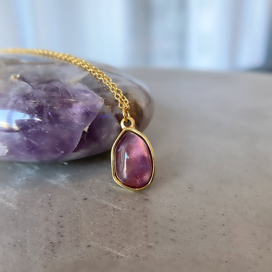 Collier pendentif en pierre irrégulière Olivenorma en acier titane et or 18 carats